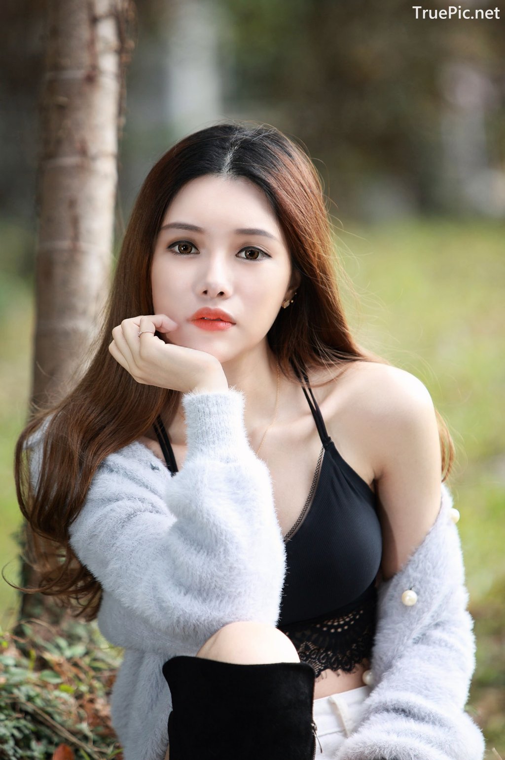 Image-Taiwanese-Model–莊舒潔–Hot-White-Short-Pants-and-Black-Crop-Top-TruePic.net- Picture-11