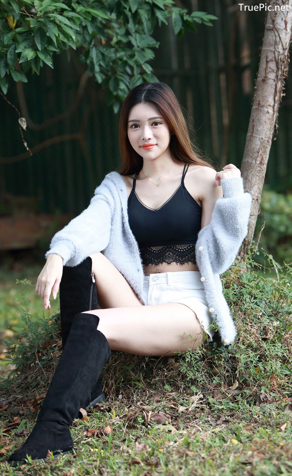 Image-Taiwanese-Model–莊舒潔–Hot-White-Short-Pants-and-Black-Crop-Top-TruePic.net- Picture-13