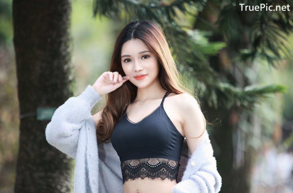 Image-Taiwanese-Model–莊舒潔–Hot-White-Short-Pants-and-Black-Crop-Top-TruePic.net- Picture-4