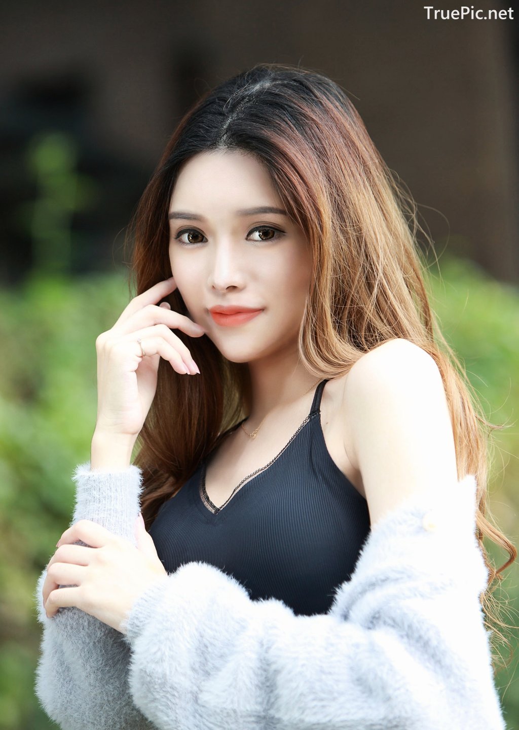 Image-Taiwanese-Model–莊舒潔–Hot-White-Short-Pants-and-Black-Crop-Top-TruePic.net- Picture-7