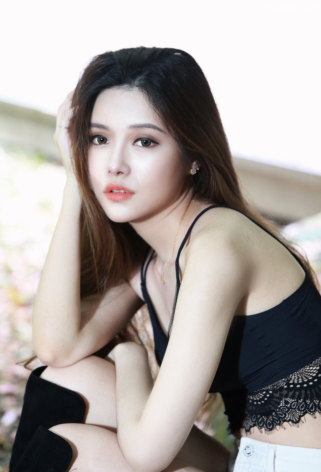 Image-Taiwanese-Model–莊舒潔–Hot-White-Short-Pants-and-Black-Crop-Top-TruePic.net- Picture-82