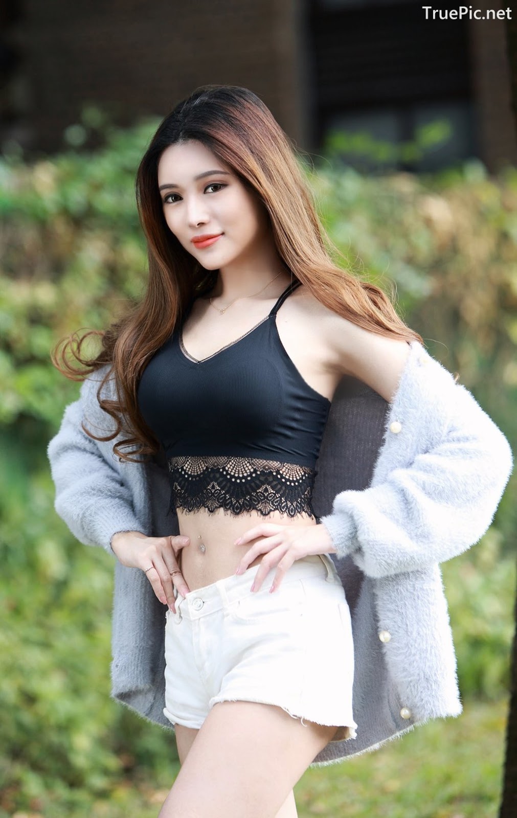 Image-Taiwanese-Model–莊舒潔–Hot-White-Short-Pants-and-Black-Crop-Top-TruePic.net- Picture-8