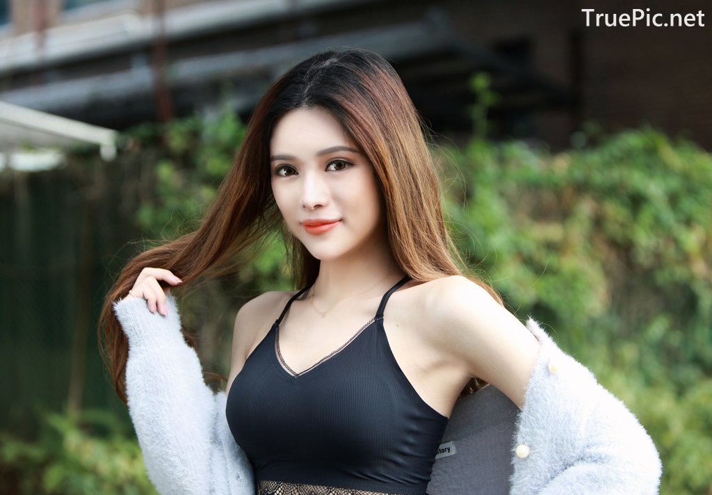 Image-Taiwanese-Model–莊舒潔–Hot-White-Short-Pants-and-Black-Crop-Top-TruePic.net- Picture-9