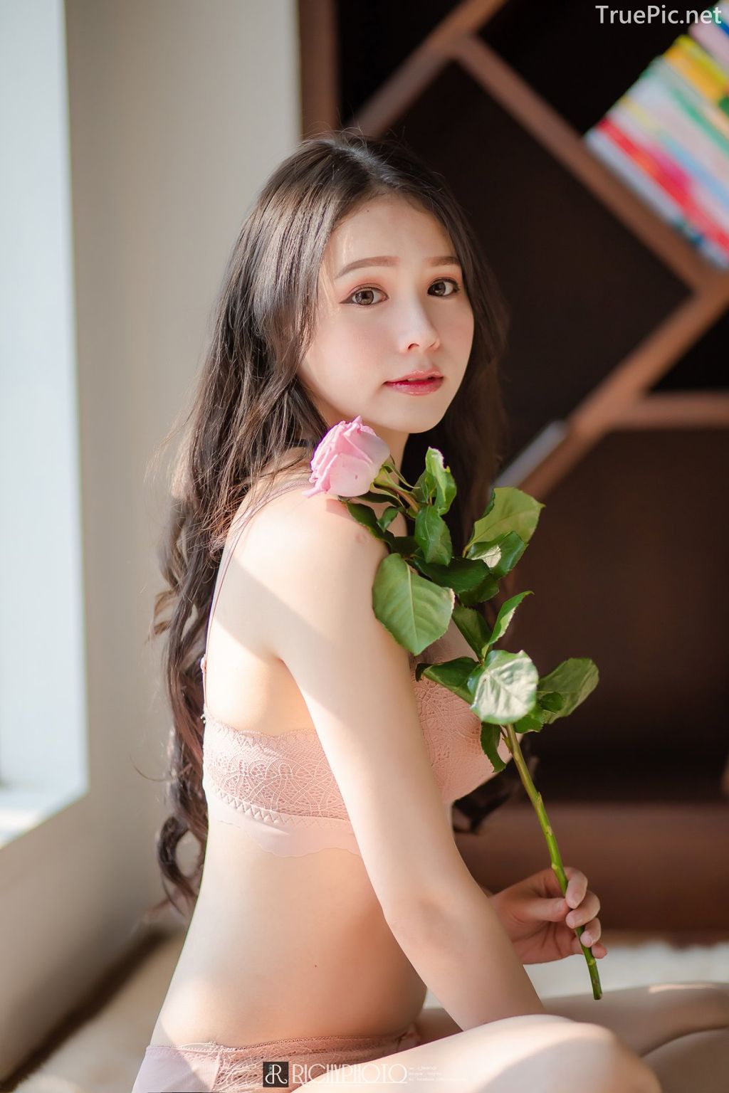 Image-Thailand-Cute-Model-Tuktick-Ponthip-Tantisuwanna-Girl-On-Flower-TruePic.net- Picture-3