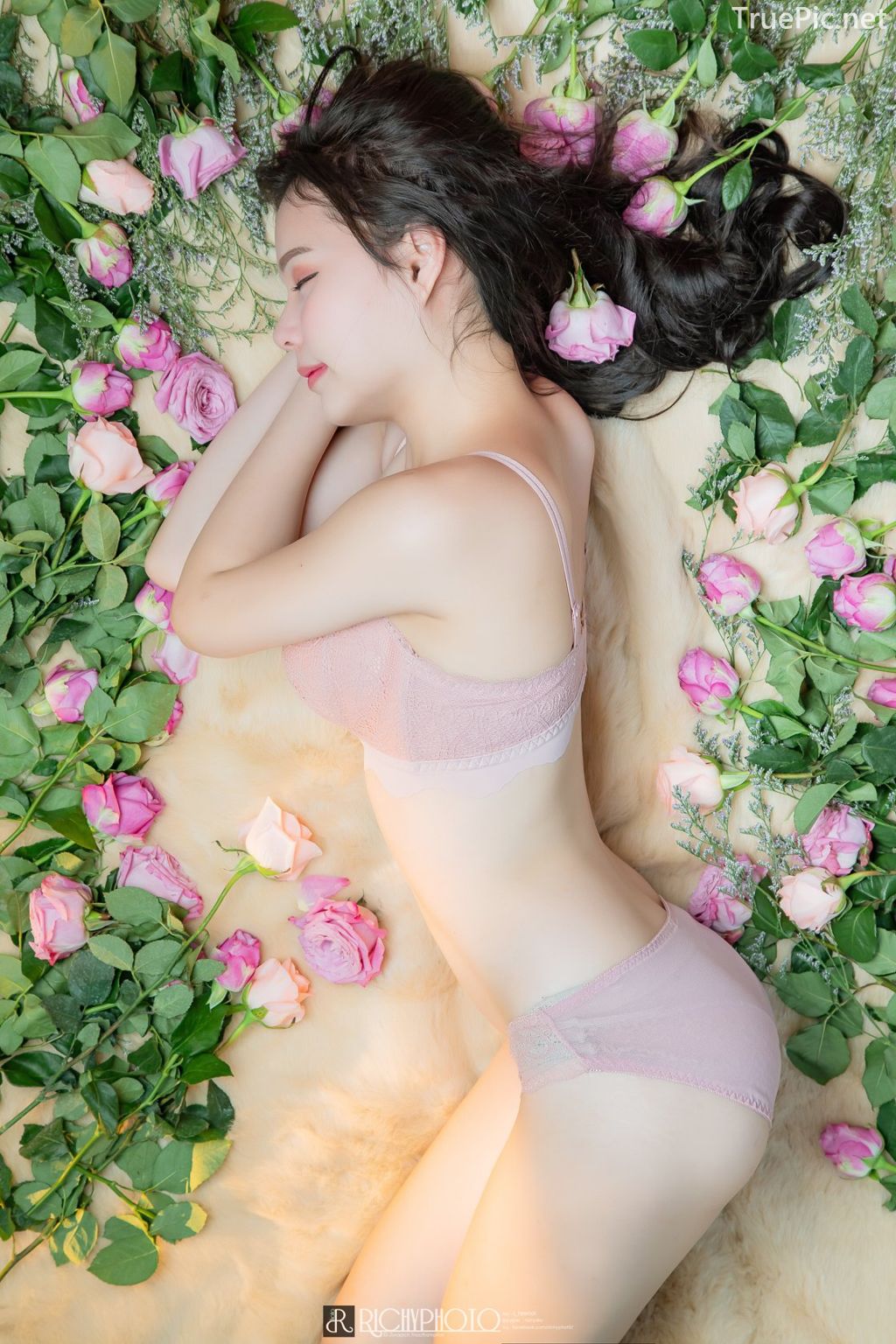 Image-Thailand-Cute-Model-Tuktick-Ponthip-Tantisuwanna-Girl-On-Flower-TruePic.net- Picture-7