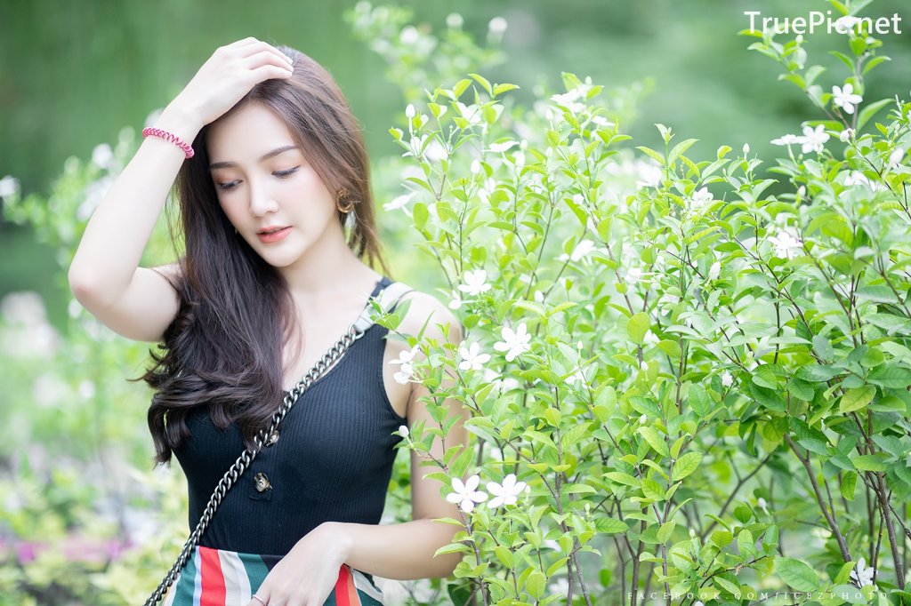 Image-Thailand-Model-Rossarin-Klinhom-Beautiful-Girl-Lost-In-The-Flower-Garden-TruePic.net- Picture-2