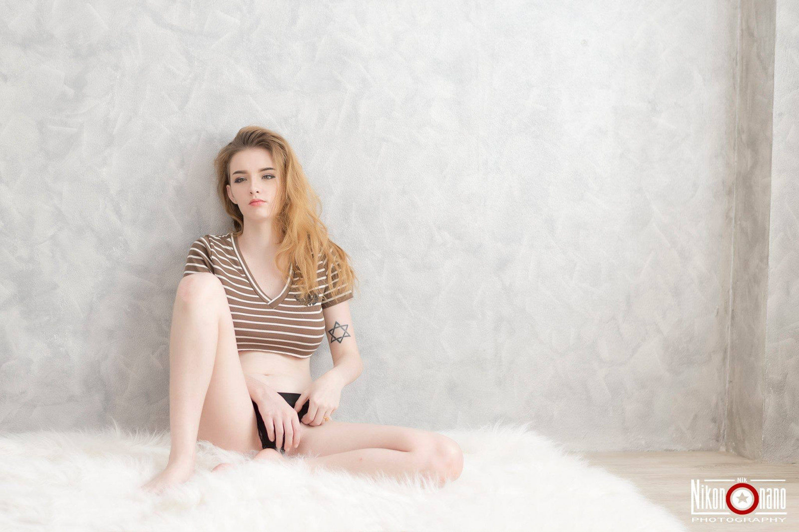 Jessie Vard, đàn bà, Xanh xao, Ngực tự nhiên, Ngực to