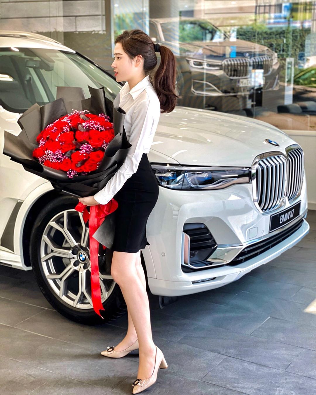 Hãy lái thử ngay hôm nay! Doanh nghiệp chân dài của BMW có "túi khí mềm màu trắng" của riêng mình để đi cùng với chuyến đi thử nghiệm. Đường cong tràn lan thậm chí còn tốt hơn so với chiếc xe mới! 6