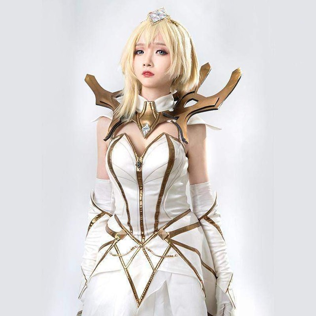 LMHT: Bỏng mắt với độ gợi cảm của những cô nàng cosplay Lux Thập Đại Nguyên Tố - Ảnh 6.