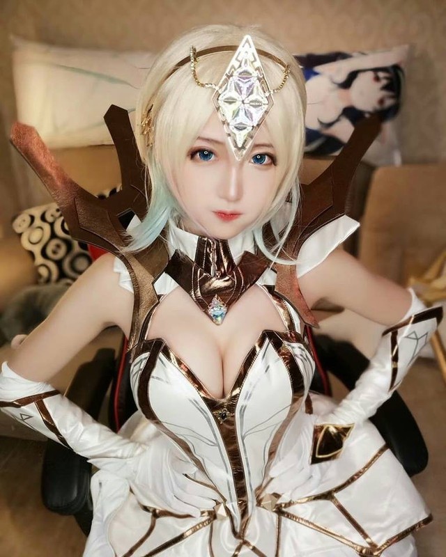 LMHT: Bỏng mắt với độ gợi cảm của những cô nàng cosplay Lux Thập Đại Nguyên Tố - Ảnh 4.