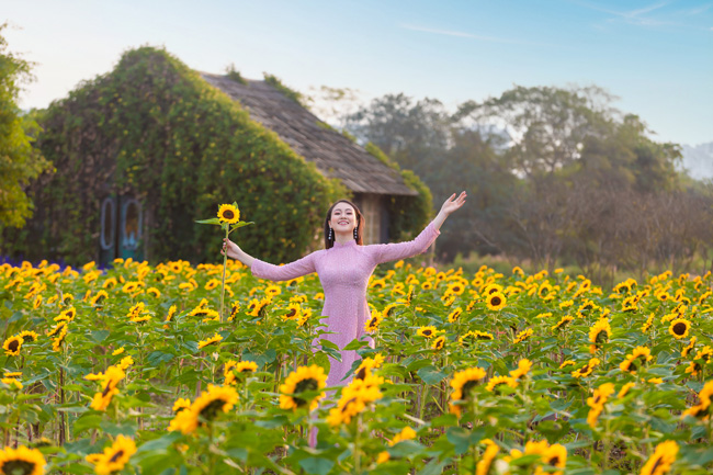 ve dep rang ro cua a khoi truong dai hoc ngoai thuong ha noi hinh anh 2