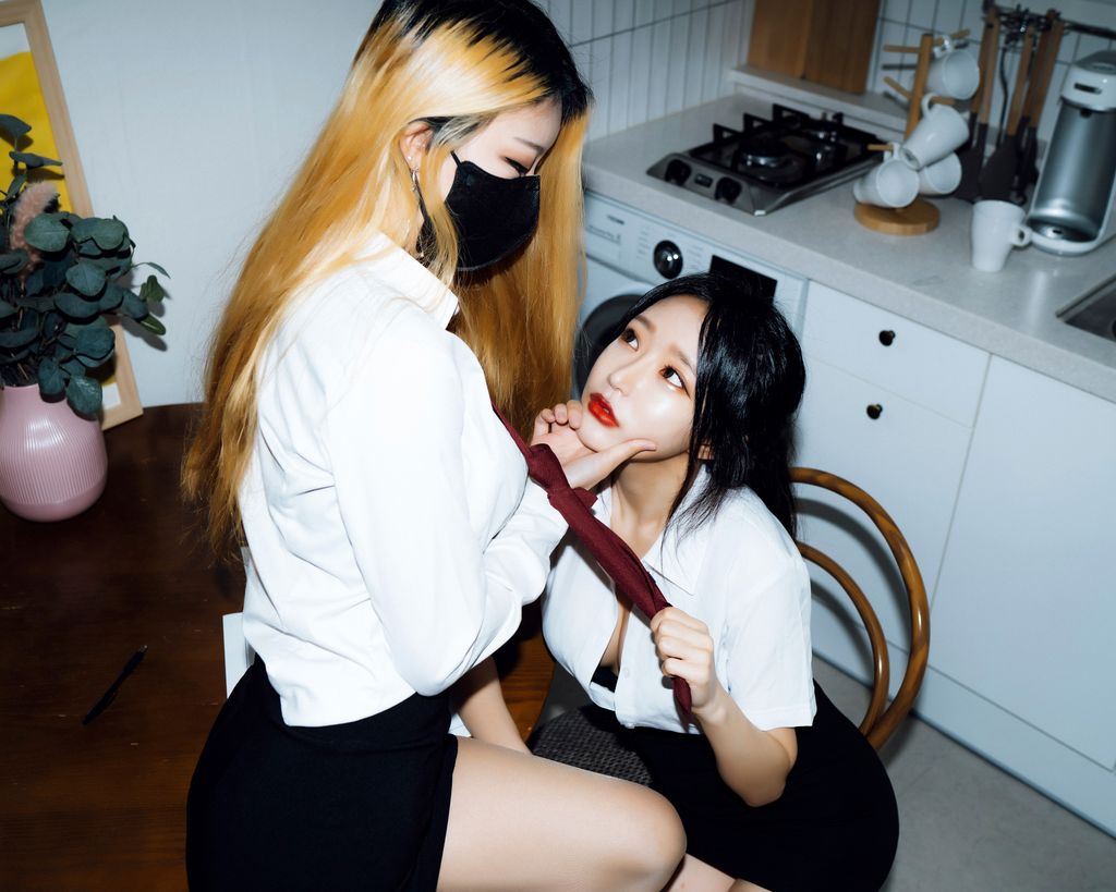 Mona (모나) & Jucy (쥬시) - Loveholic - Moon Night Snap (76 photos) photo 1-11