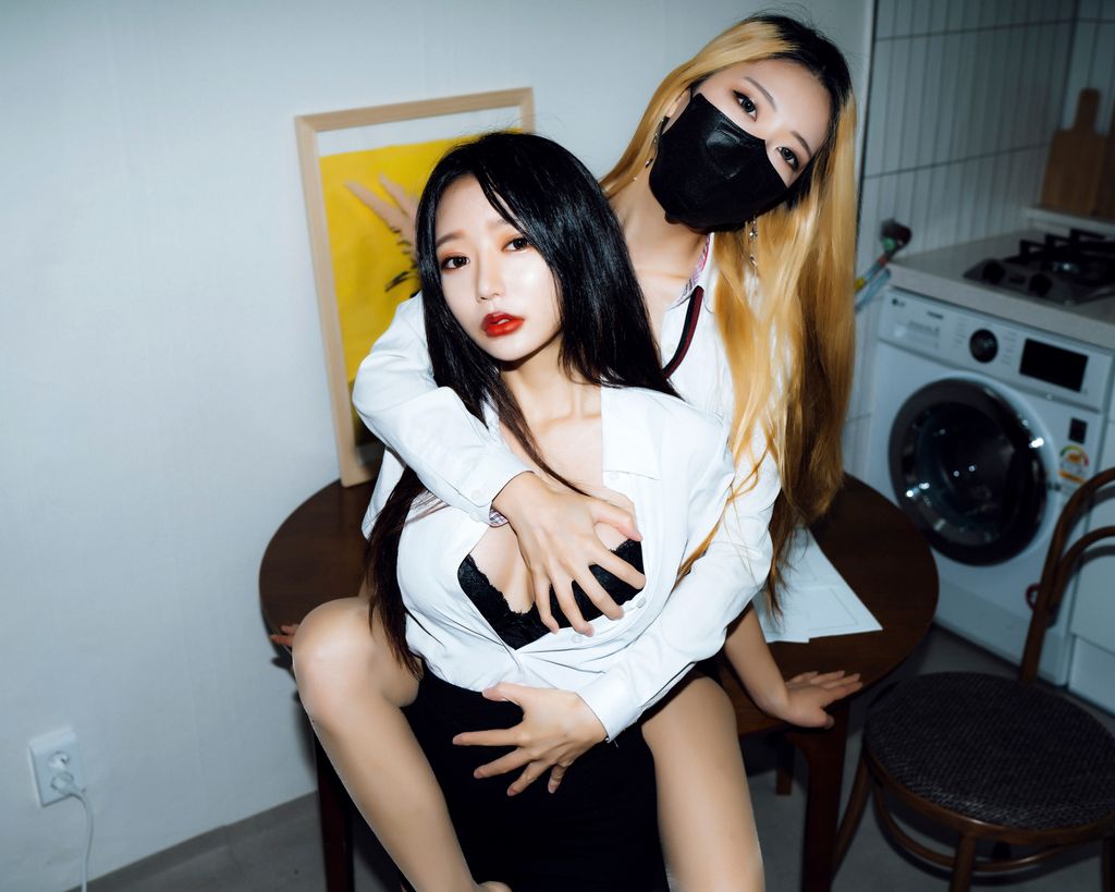 Mona (모나) & Jucy (쥬시) - Loveholic - Moon Night Snap (76 photos) photo 3-15