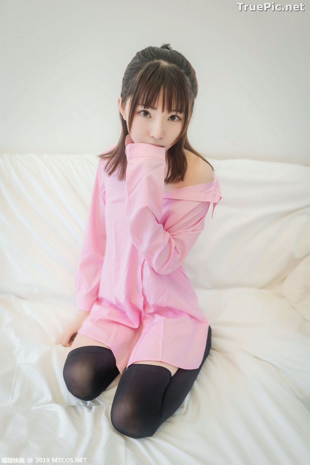 Image [MTCos] 喵糖映画 Vol.022 – Chinese Model – Pink Shirt and Black Stockings - TruePic.net - Picture-2