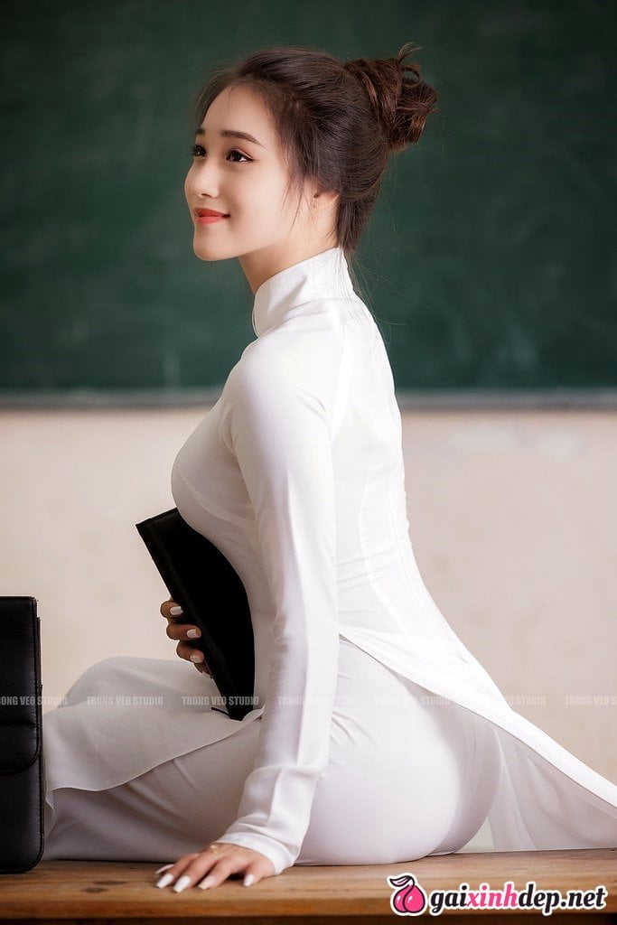 Nu Sinh Ao Dai Trang Goi Cam