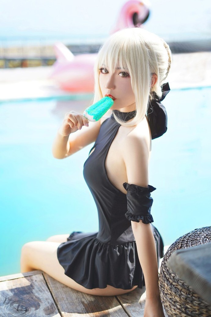 Cosplay Saber ăn kem cực gợi cảm bên bể bơi - Ảnh 1.