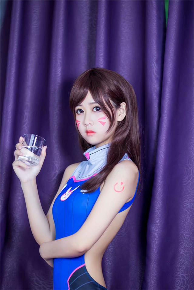 Cosplay D.Va mặt búng ra sữa cực dễ thương - Ảnh 2.