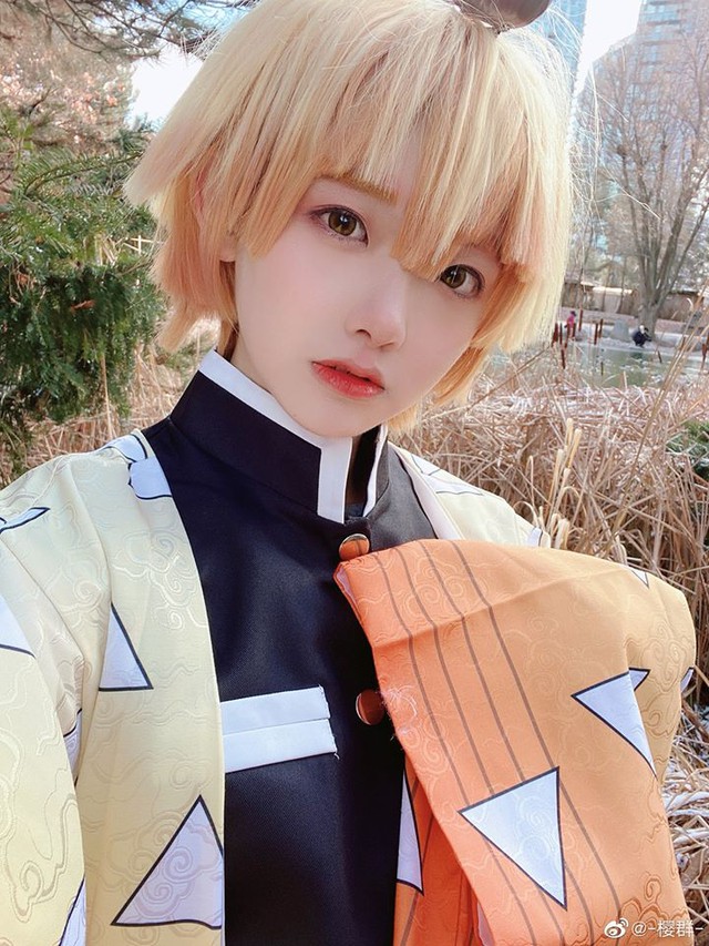 Kimetsu no Yaiba: Zenitsu cute quá đỗi qua bộ ảnh cosplay giống đến khó tin của fan - Ảnh 1.