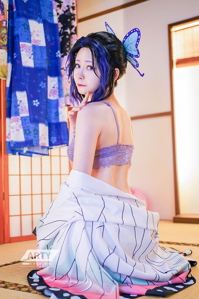 Kimetsu no Yaiba: Trùng trụ Kochou Shinobu khoe vẻ gợi cảm khó cưỡng qua loạt ảnh cosplay đẹp mê hồn - Ảnh 2.