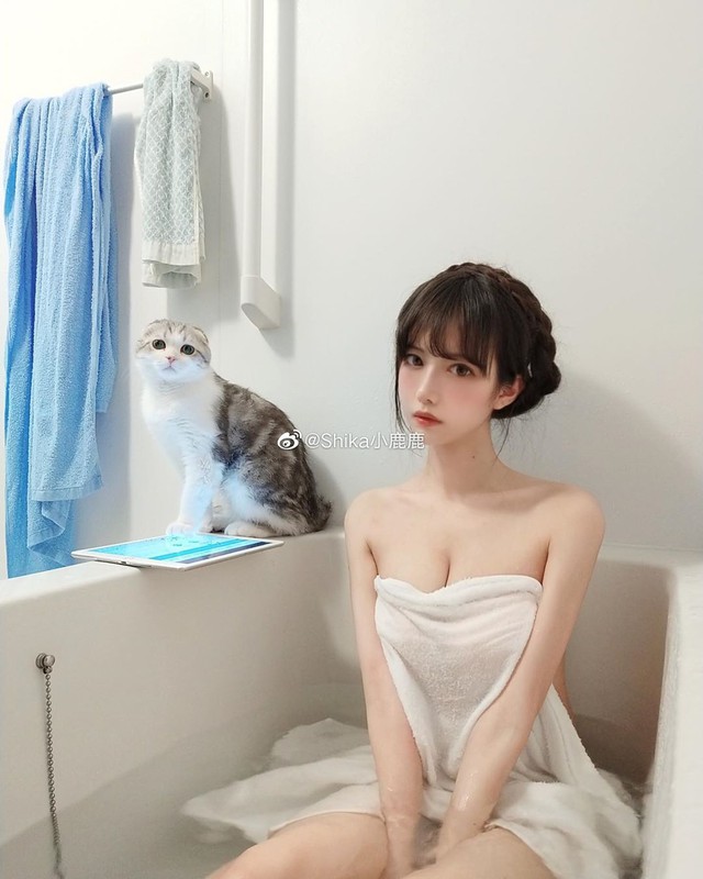 Cosplay ít người xem, nàng hot girl bất ngờ đăng ảnh tắm gợi cảm, fan lũ lượt rủ nhau vào follow - Ảnh 4.