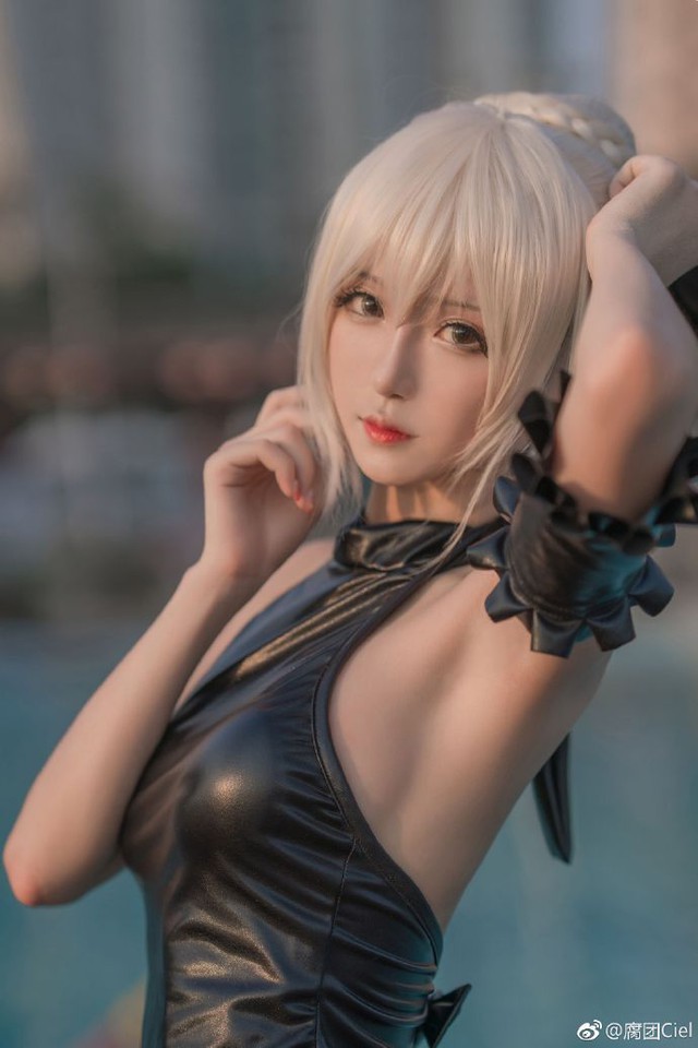 Cosplay Saber ăn kem cực gợi cảm bên hồ nước, điểm nhấn chính là đôi chân dài miên man - Ảnh 2.