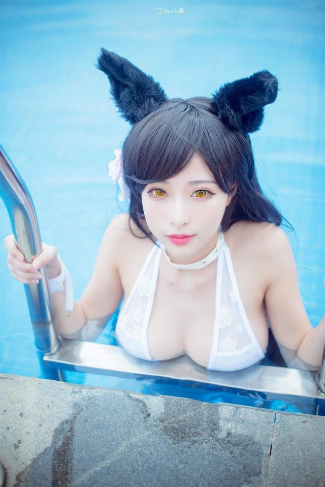 Xịt máu mũi khi ngắm loạt ảnh cosplay nàng Atago siêu gợi cảm trong tựa game Azur Lane - Ảnh 1.