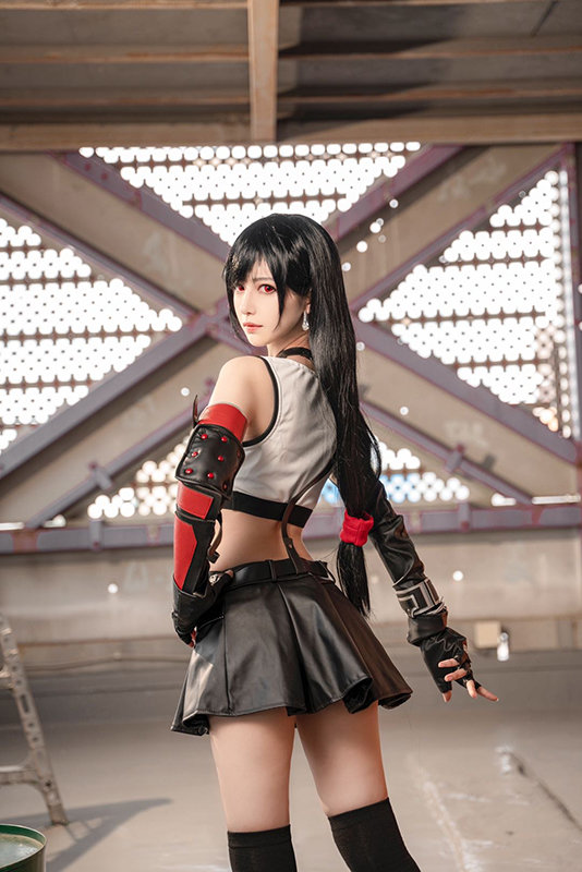 Cosplay Tifa ngực còn... to hơn bản gốc, dù diện sườn xám hay váy xanh cắt xẻ đều cực quyến rũ - Ảnh 16.