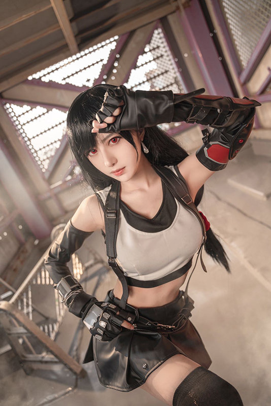 Cosplay Tifa ngực còn... to hơn bản gốc, dù diện sườn xám hay váy xanh cắt xẻ đều cực quyến rũ - Ảnh 18.