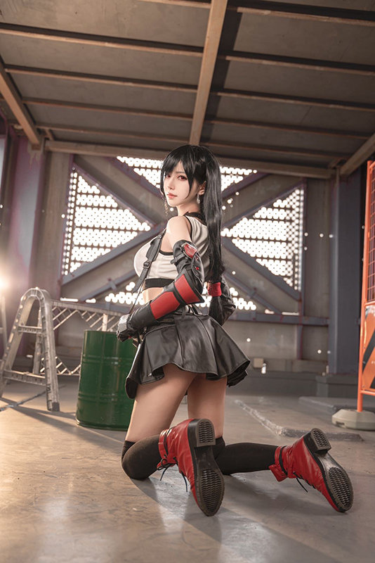 Cosplay Tifa ngực còn... to hơn bản gốc, dù diện sườn xám hay váy xanh cắt xẻ đều cực quyến rũ - Ảnh 21.