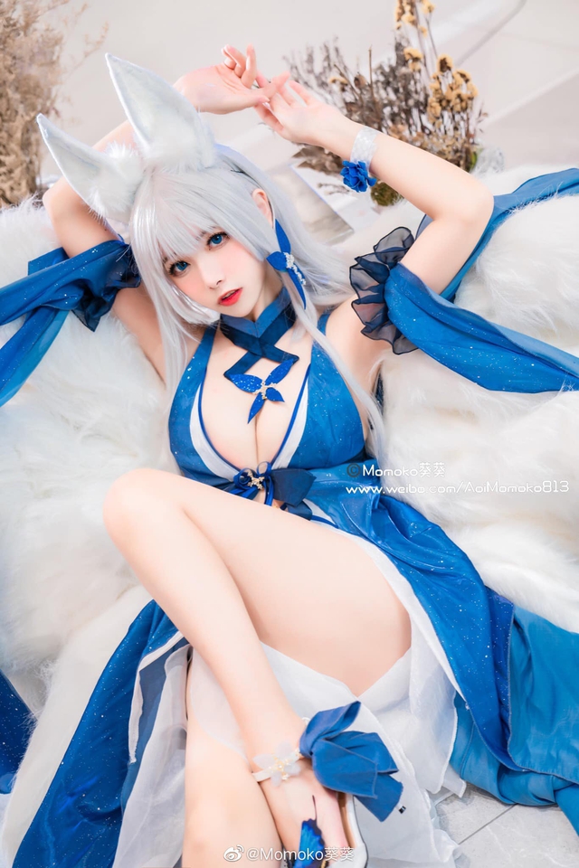 Ngắm gái xinh Azur Lane diện trang phục dạ hội cắt xẻ táo bạo khoe vòng 1 hờ hững - Ảnh 2.