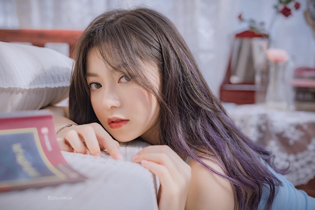 Streamer Trang Lucy khiến CĐM “chao đảo với bộ ảnh “nửa kín nửa hở, vén áo chạm đến khuôn ngực để tạo dáng gợi cảm - Ảnh 1.