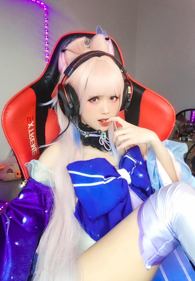 Diện trang phục cosplay, nữ streamer bị chê nhiều nhất làng game phải thay đồ ngay trên sóng - Ảnh 1.