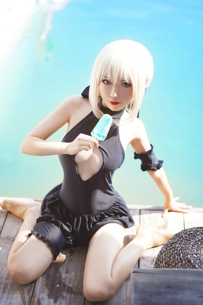 Cosplay Saber ăn kem cực gợi cảm bên bể bơi - Ảnh 3.