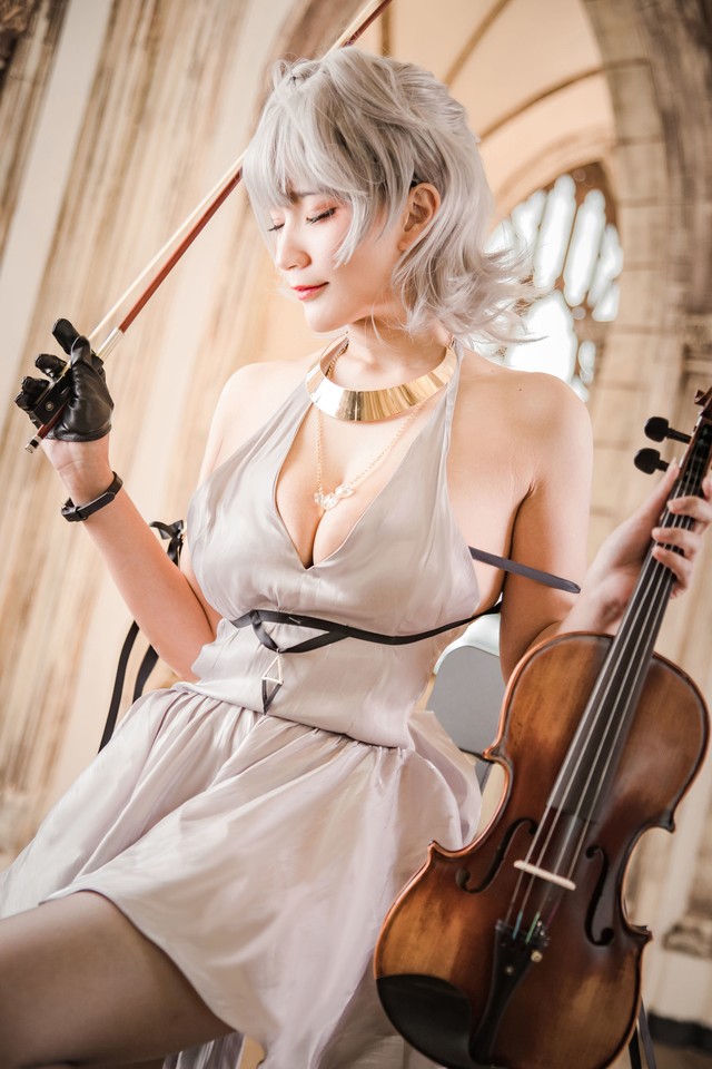 Đắm mình trước bộ cosplay nhân vật Seattle trong tựa game Azur Lane, đã xinh như nàng thơ lại còn biết chơi đàn - Ảnh 4.