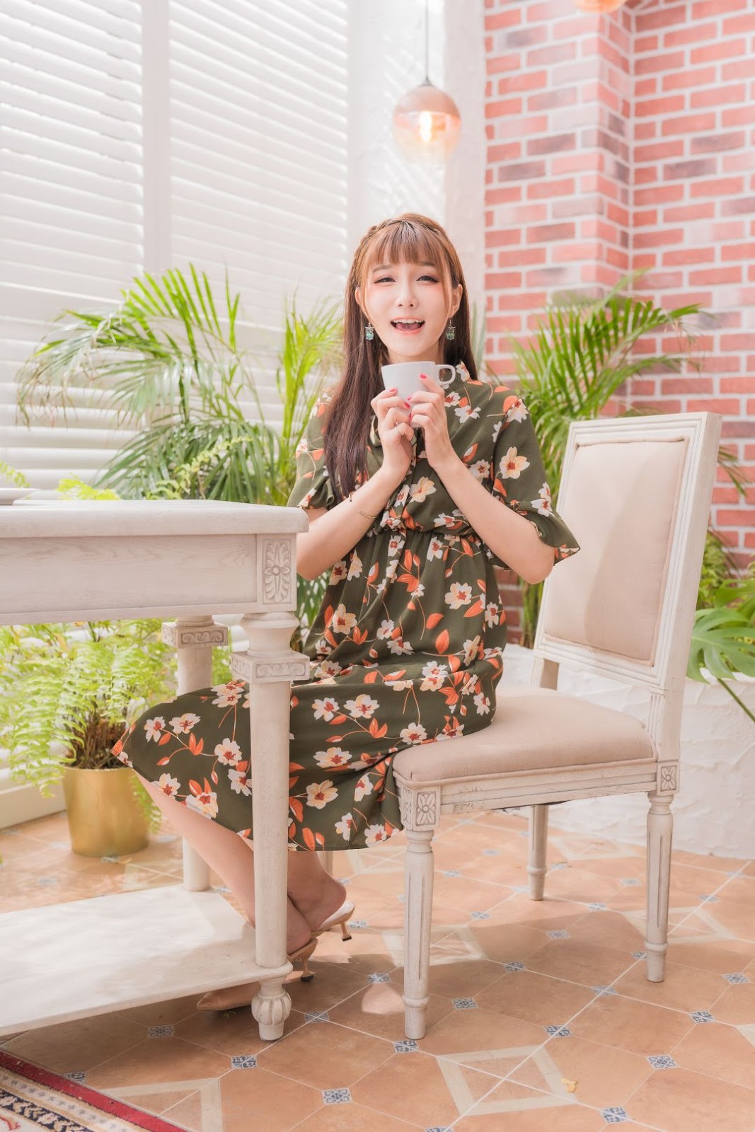 Qiao Qiao Er - 喬喬兒 - 2019.08.11 - Coffe Time Waiting For Someone - TruePic.net