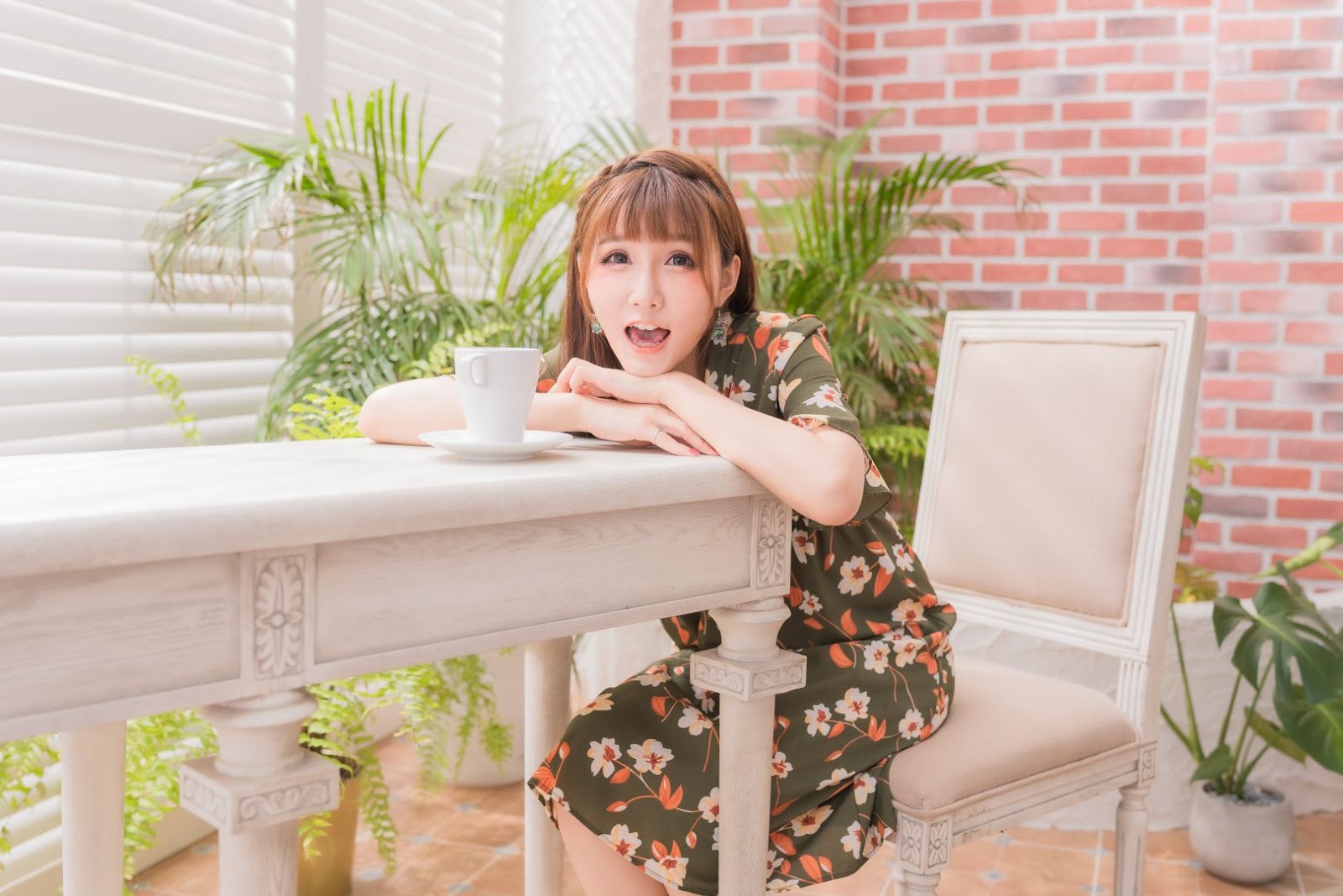 Qiao Qiao Er - 喬喬兒 - 2019.08.11 - Coffe Time Waiting For Someone - TruePic.net