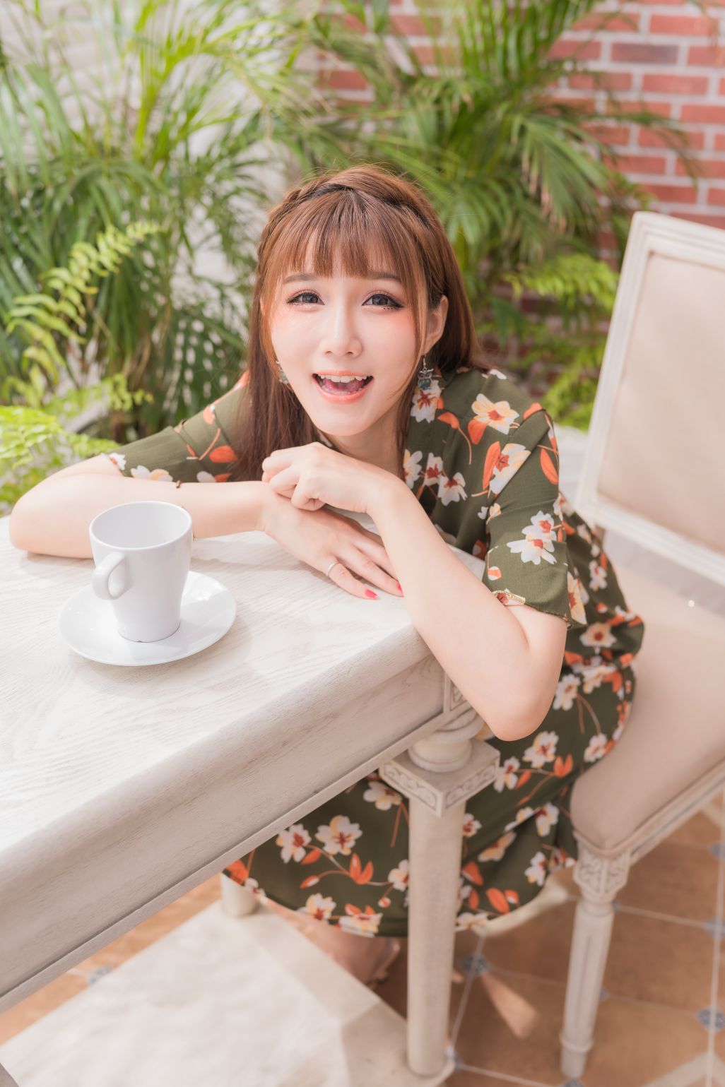 Qiao Qiao Er - 喬喬兒 - 2019.08.11 - Coffe Time Waiting For Someone - TruePic.net