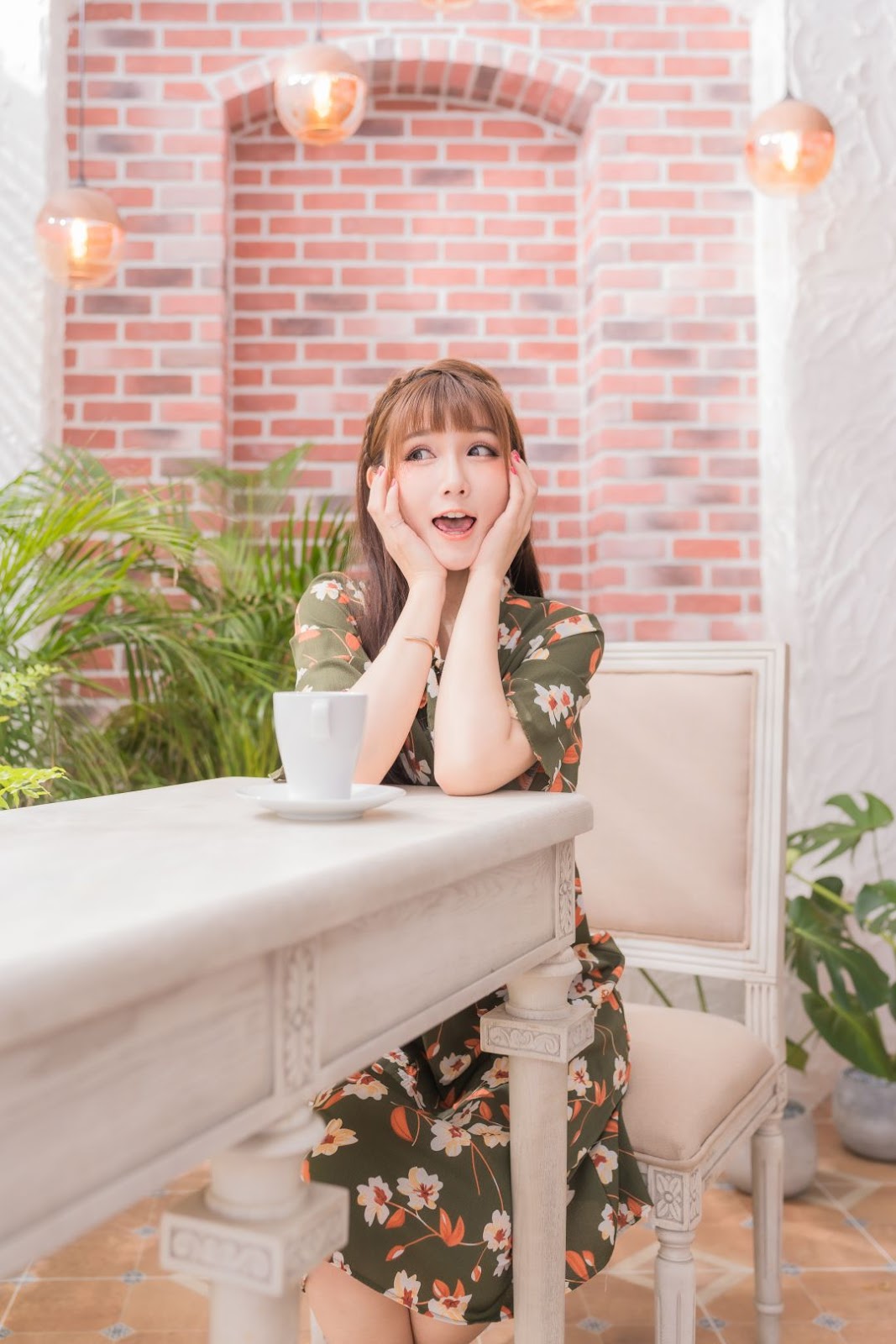 Qiao Qiao Er - 喬喬兒 - 2019.08.11 - Coffe Time Waiting For Someone - TruePic.net