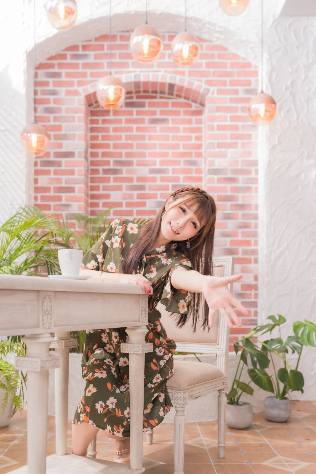 Qiao Qiao Er - 喬喬兒 - 2019.08.11 - Coffe Time Waiting For Someone - TruePic.net