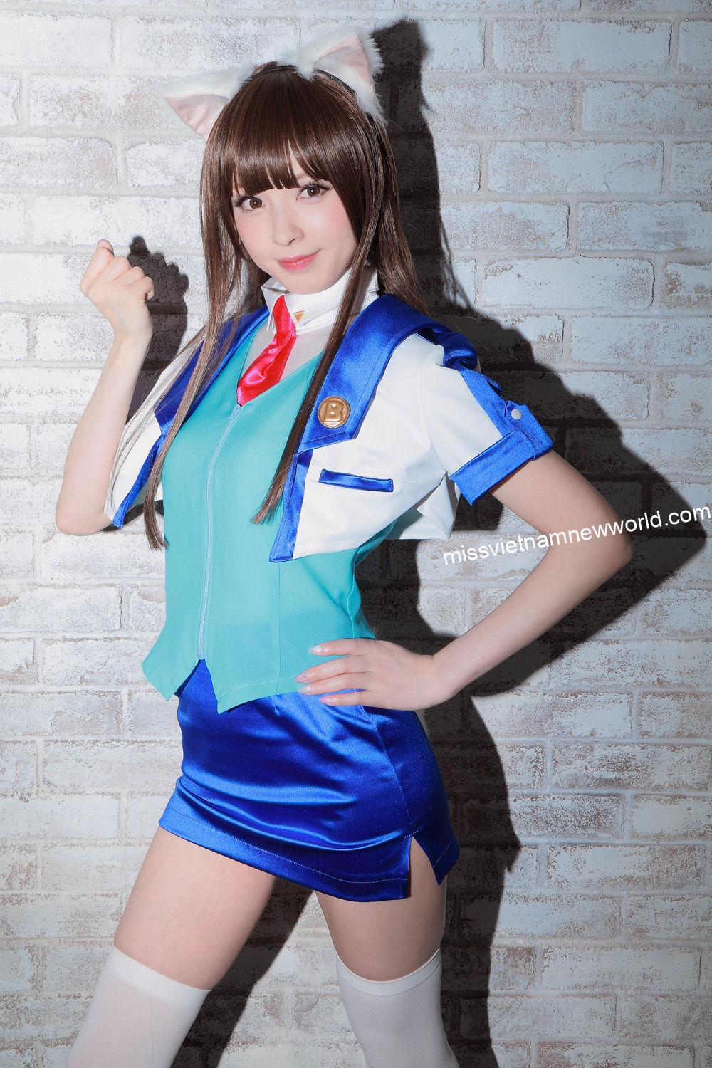 Sakura Noa nổi bật với biểu cảm tự tin trong cosplay Nekomimi Police