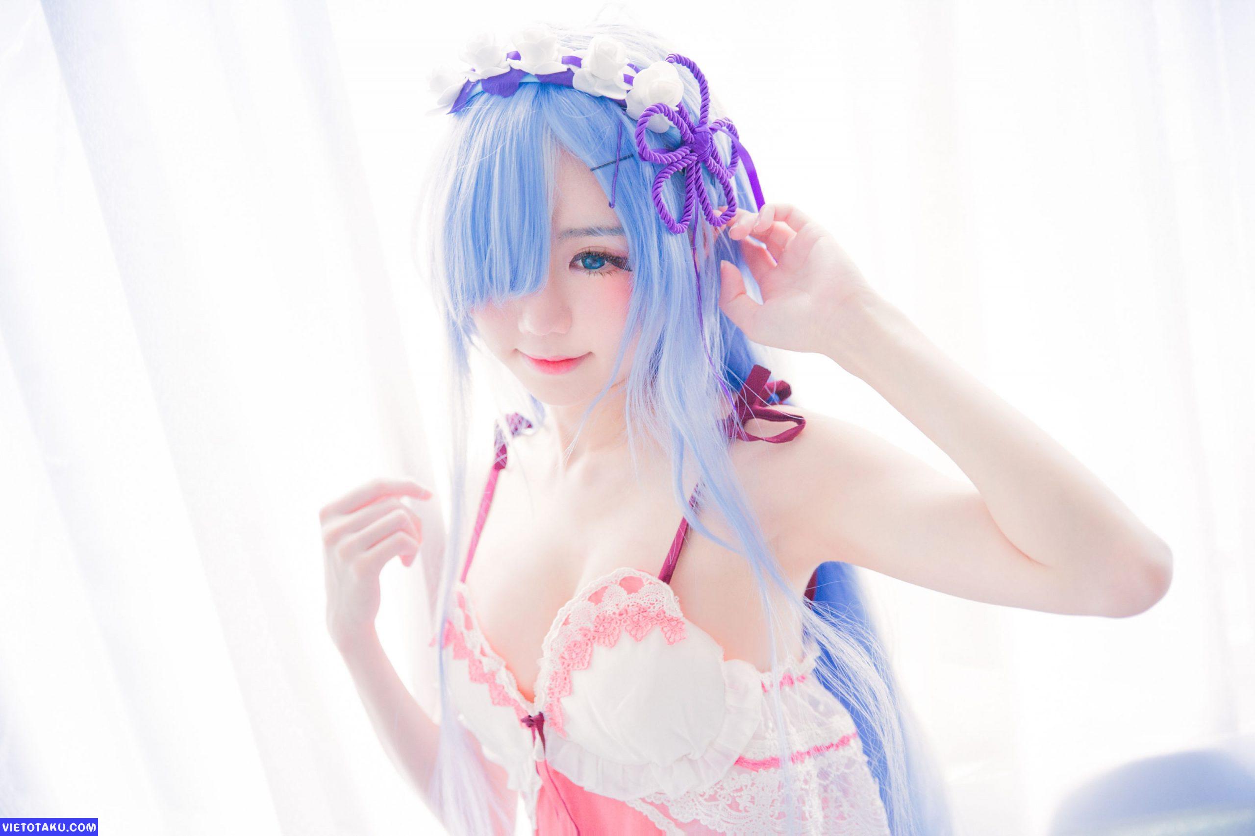 Đứng ngồi không yên với bộ Cosplay Rem của Sally Dorasnow 13