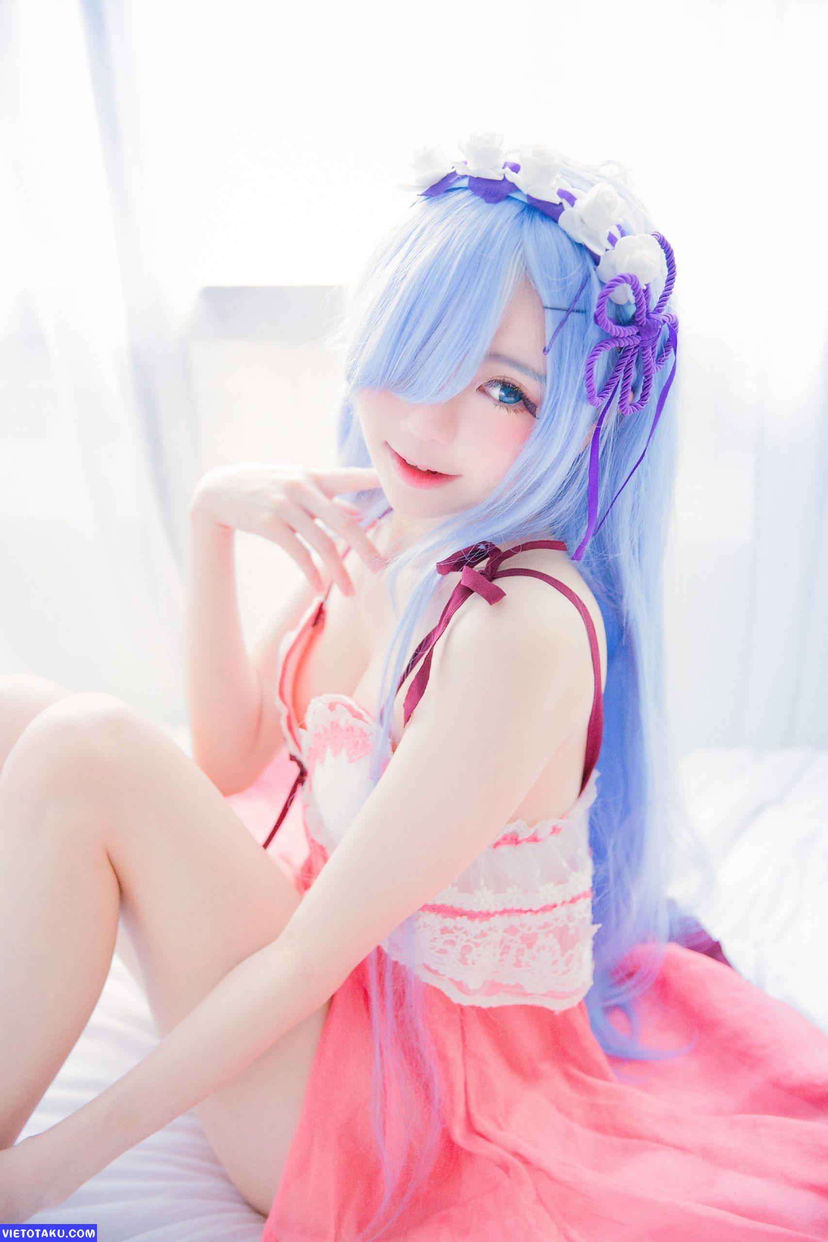 Đứng ngồi không yên với bộ Cosplay Rem của Sally Dorasnow 12