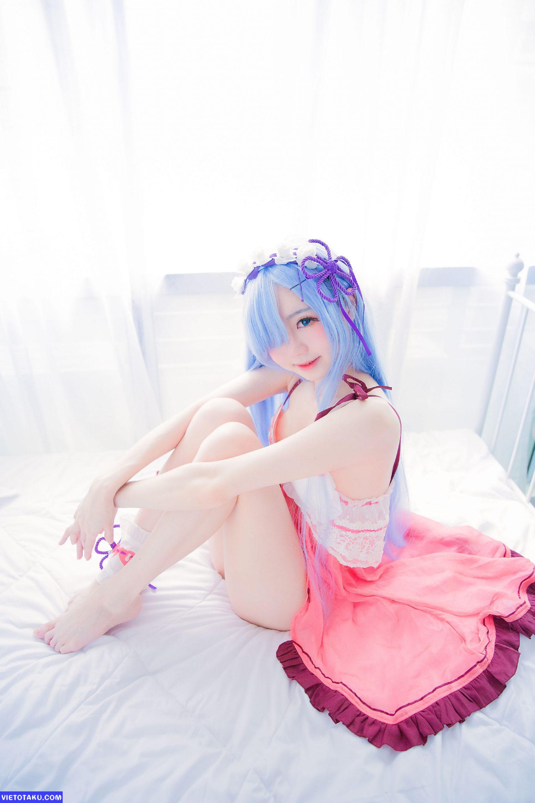 Đứng ngồi không yên với bộ Cosplay Rem của Sally Dorasnow 8