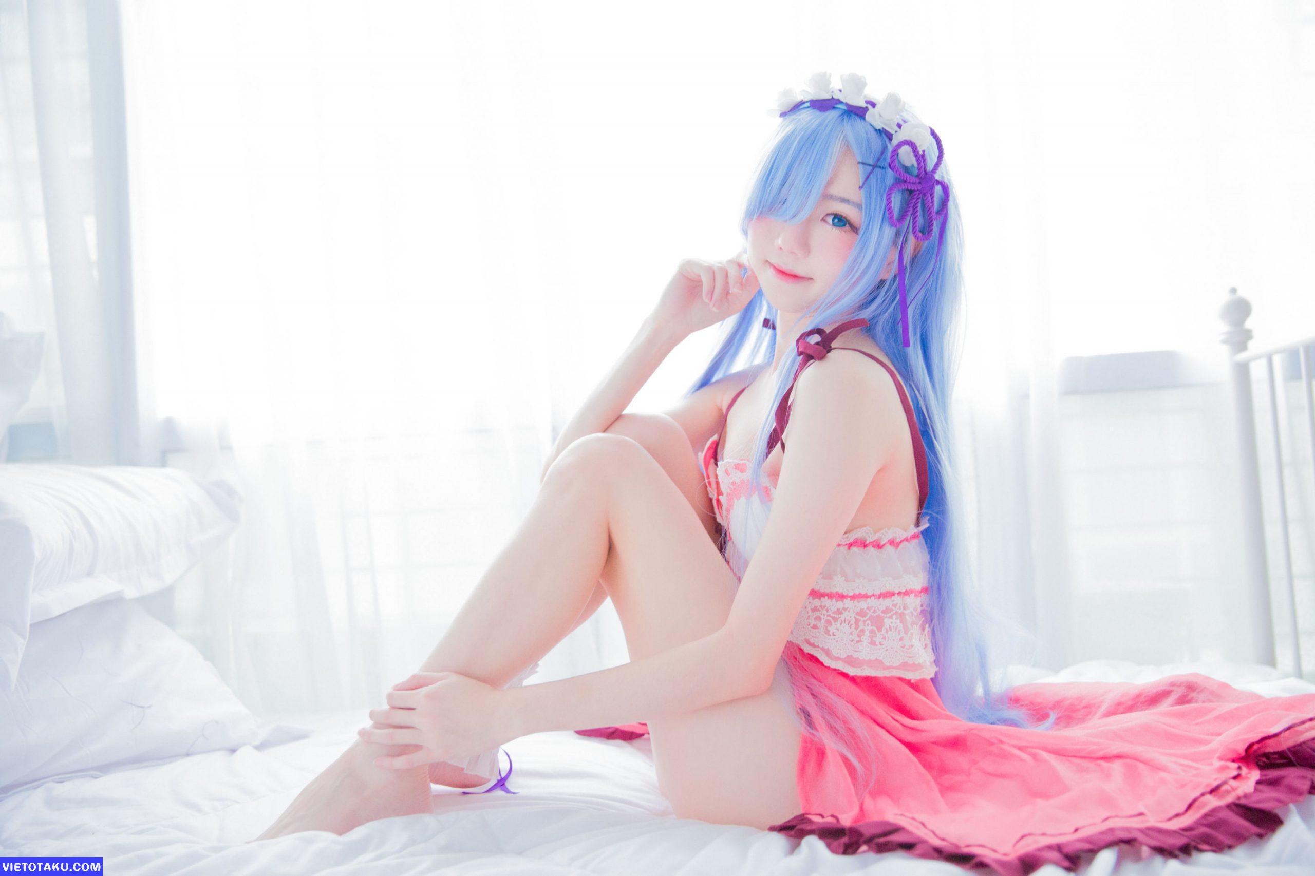 Đứng ngồi không yên với bộ Cosplay Rem của Sally Dorasnow 9