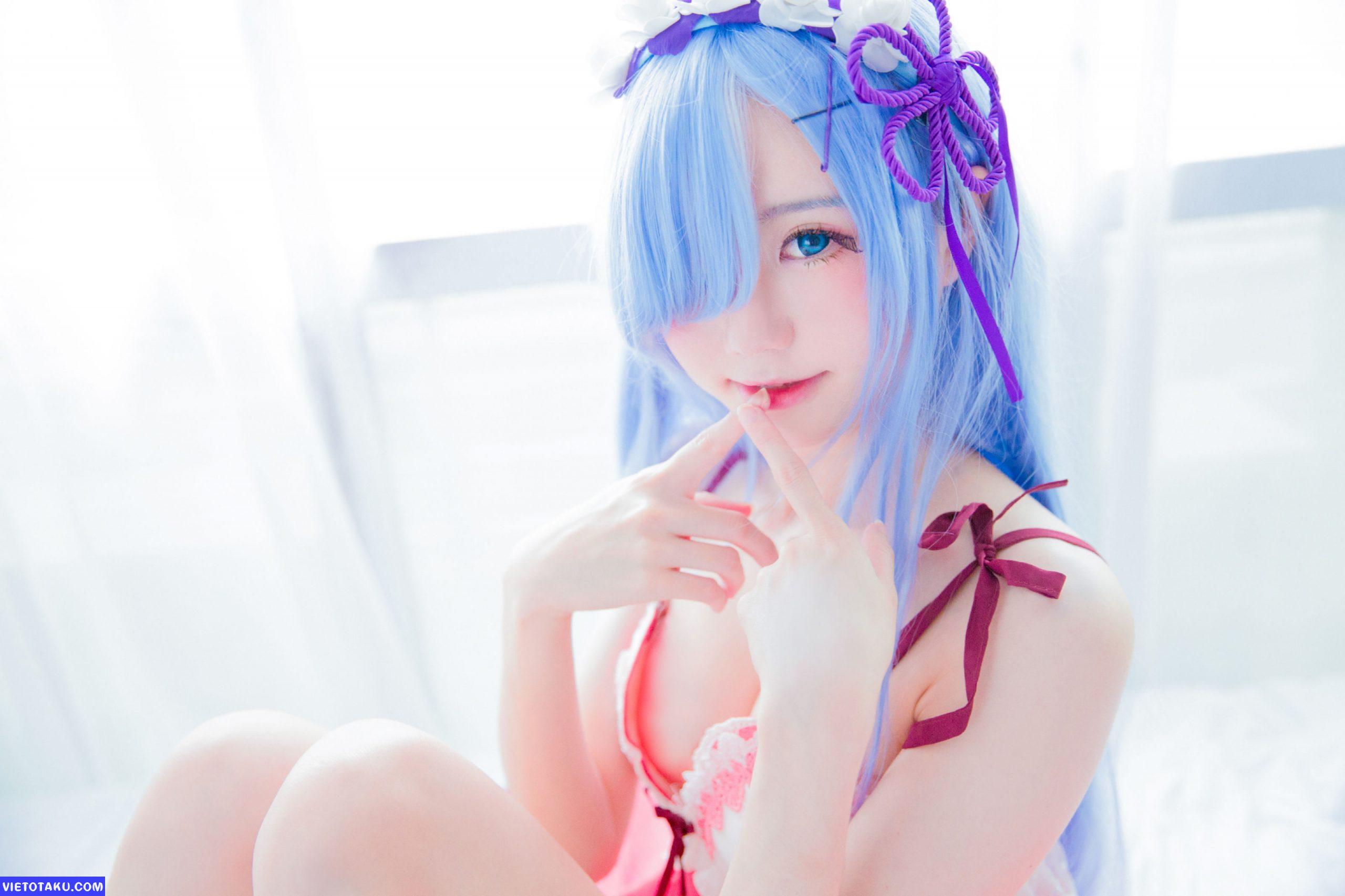 Đứng ngồi không yên với bộ Cosplay Rem của Sally Dorasnow 10