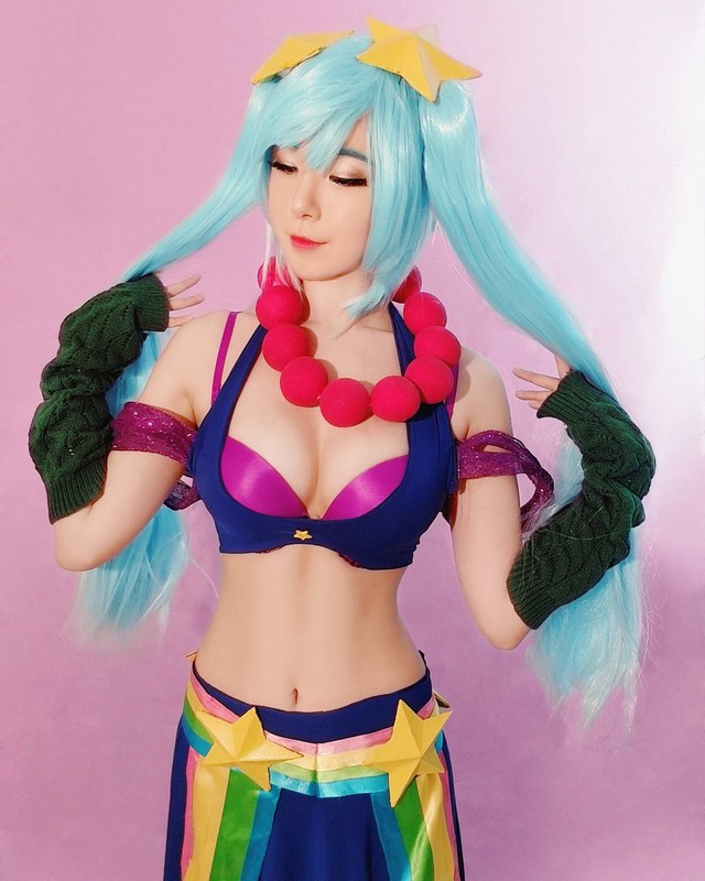 Chiêm ngưỡng nhan sắc nóng bỏng của Esther Lynn - Cô bạn gái có tâm góp phần biến Sneaky thành cosplayer hot nhất LMHT - Ảnh 13.