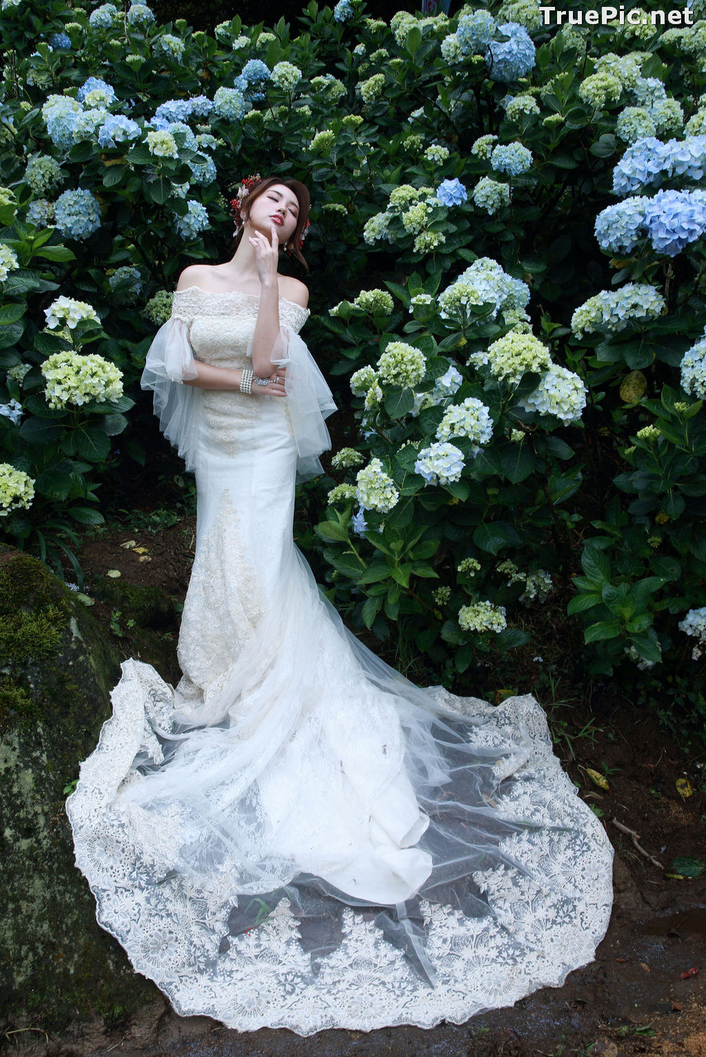 Image Taiwanese Model - 張倫甄 - Beautiful Bride and Hydrangea Flowers - TruePic.net - Picture-2