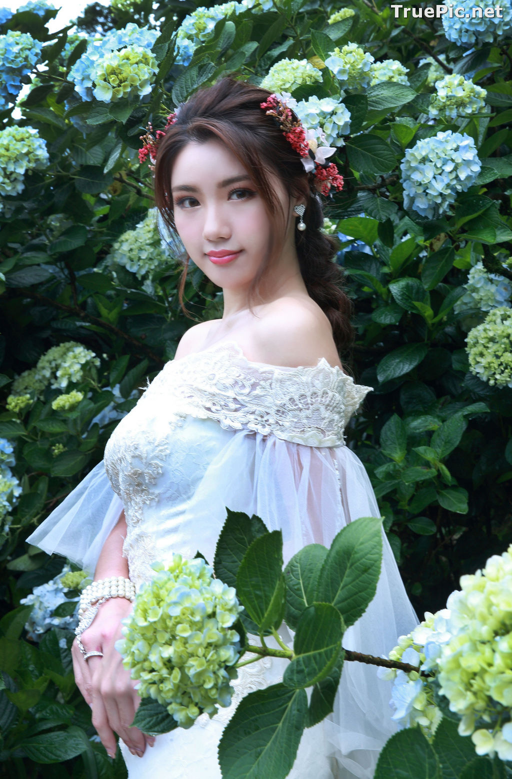 Image Taiwanese Model - 張倫甄 - Beautiful Bride and Hydrangea Flowers - TruePic.net - Picture-5