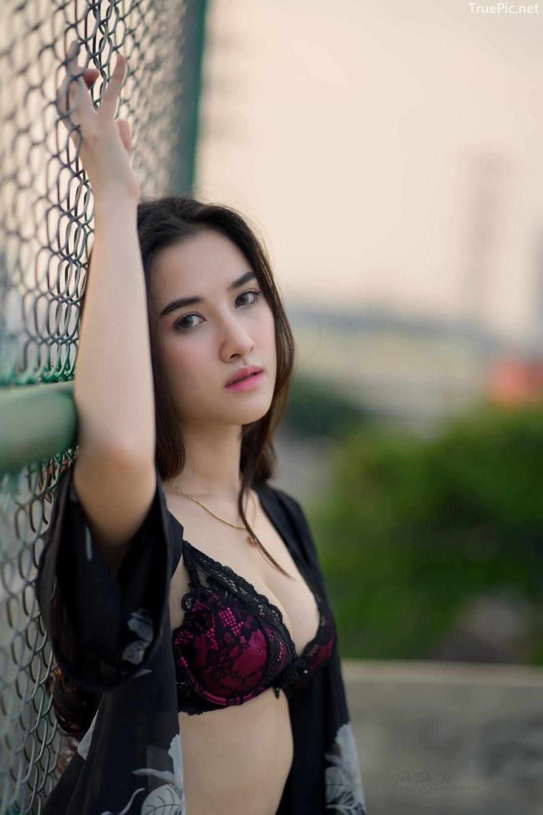 Thailand sexy angel Ploywarin Tippakorn - Black-pink bra and jean on sunset - Picture 3