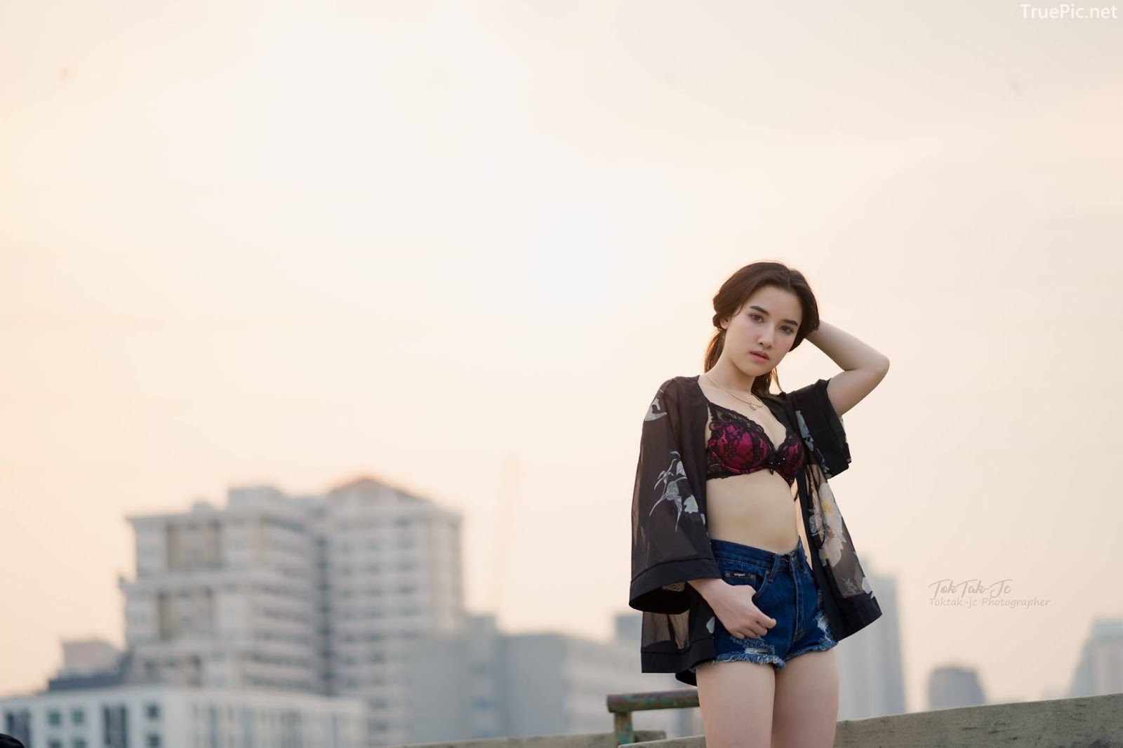 Thailand sexy angel Ploywarin Tippakorn - Black-pink bra and jean on sunset - Picture 6